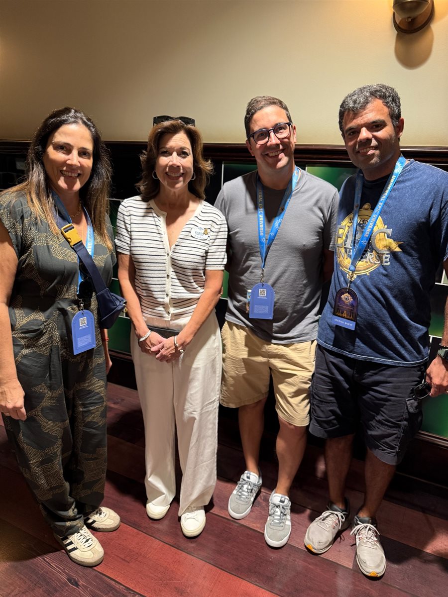 Time da Universal Destinations e Experiences com habitantes do mundo de Harry Potter Ministry of Magic: Juliana Baraldi, Gabriella Cavalheiro, Alessandra Santos, Renato Gonçalves, e Martim Diniz