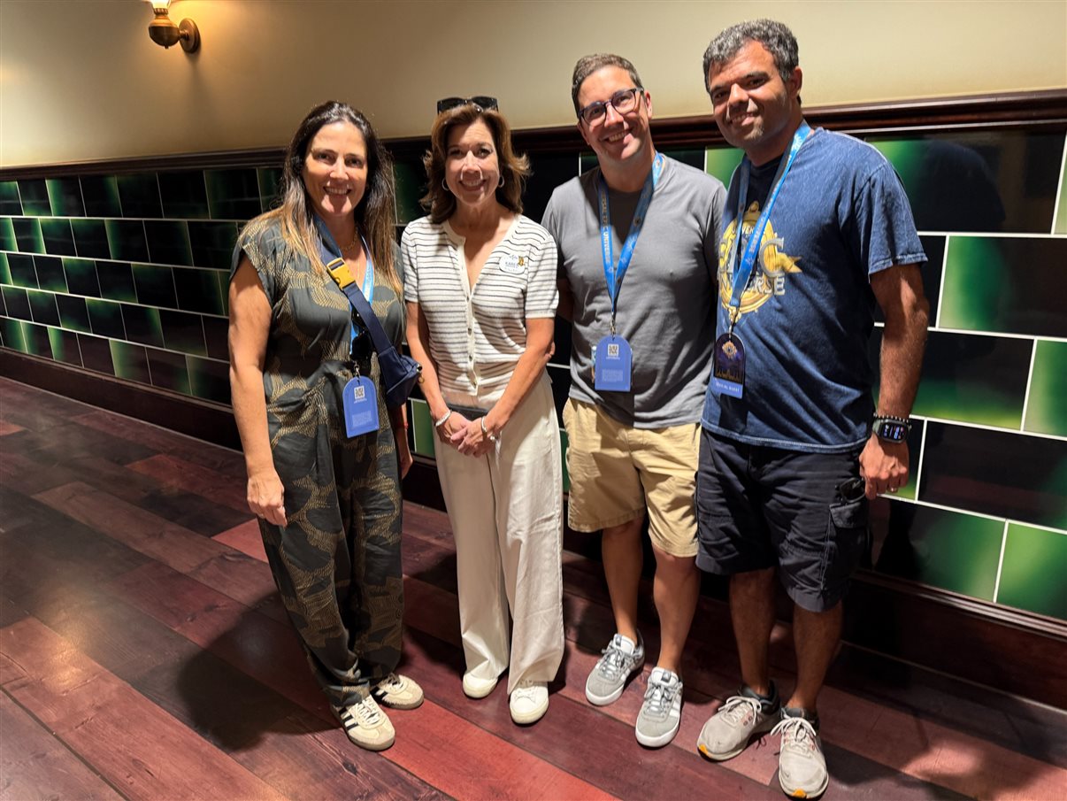Time da Universal Destinations e Experiences com habitantes do mundo de Harry Potter Ministry of Magic: Juliana Baraldi, Gabriella Cavalheiro, Alessandra Santos, Renato Gonçalves, e Martim Diniz