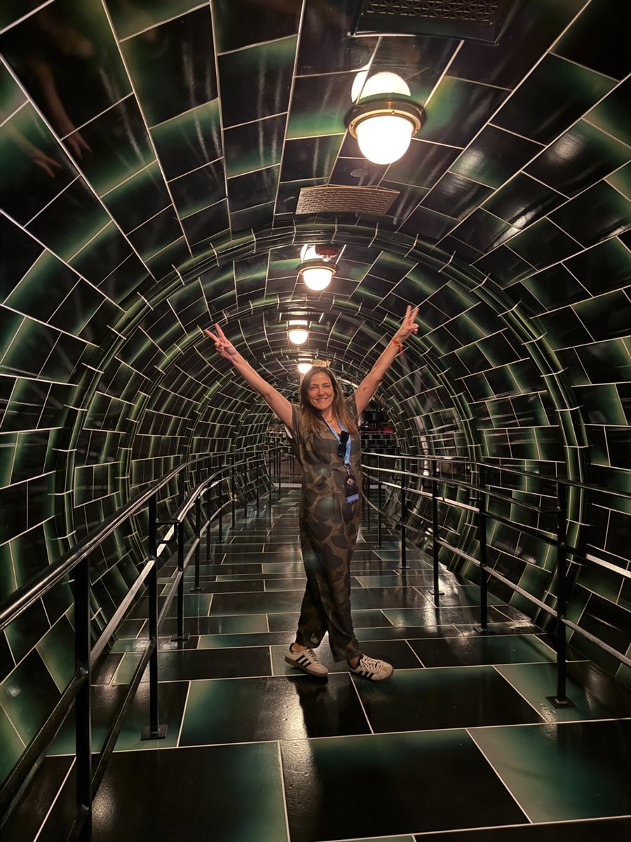 Time da Universal Destinations e Experiences com habitantes do mundo de Harry Potter Ministry of Magic: Juliana Baraldi, Gabriella Cavalheiro, Alessandra Santos, Renato Gonçalves, e Martim Diniz