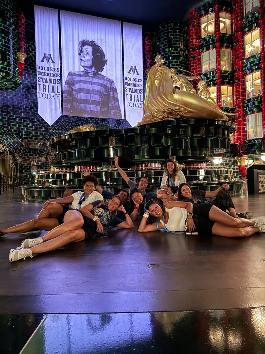 Time da Universal Destinations e Experiences com habitantes do mundo de Harry Potter Ministry of Magic: Juliana Baraldi, Gabriella Cavalheiro, Alessandra Santos, Renato Gonçalves, e Martim Diniz