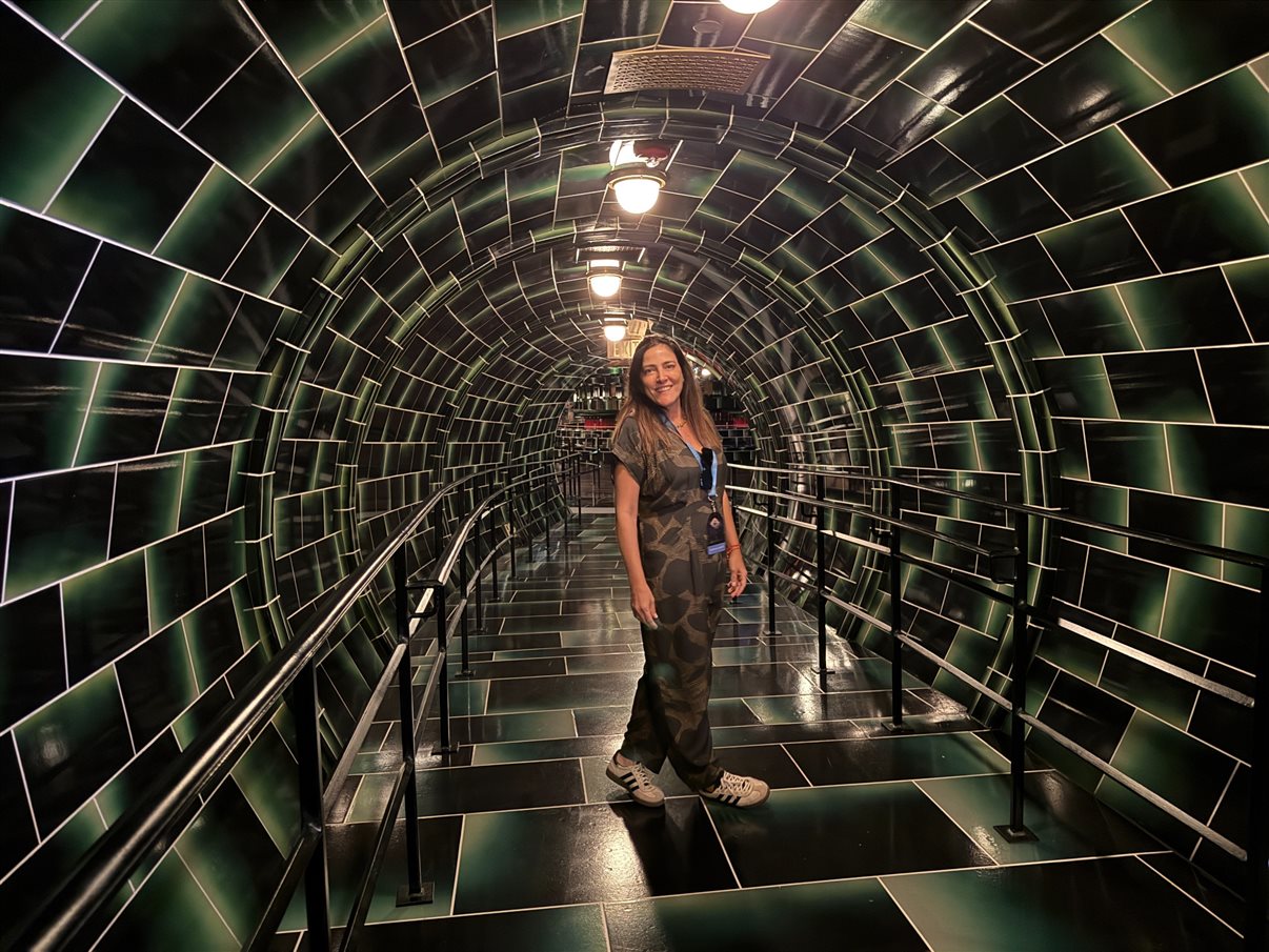 Time da Universal Destinations e Experiences com habitantes do mundo de Harry Potter Ministry of Magic: Juliana Baraldi, Gabriella Cavalheiro, Alessandra Santos, Renato Gonçalves, e Martim Diniz