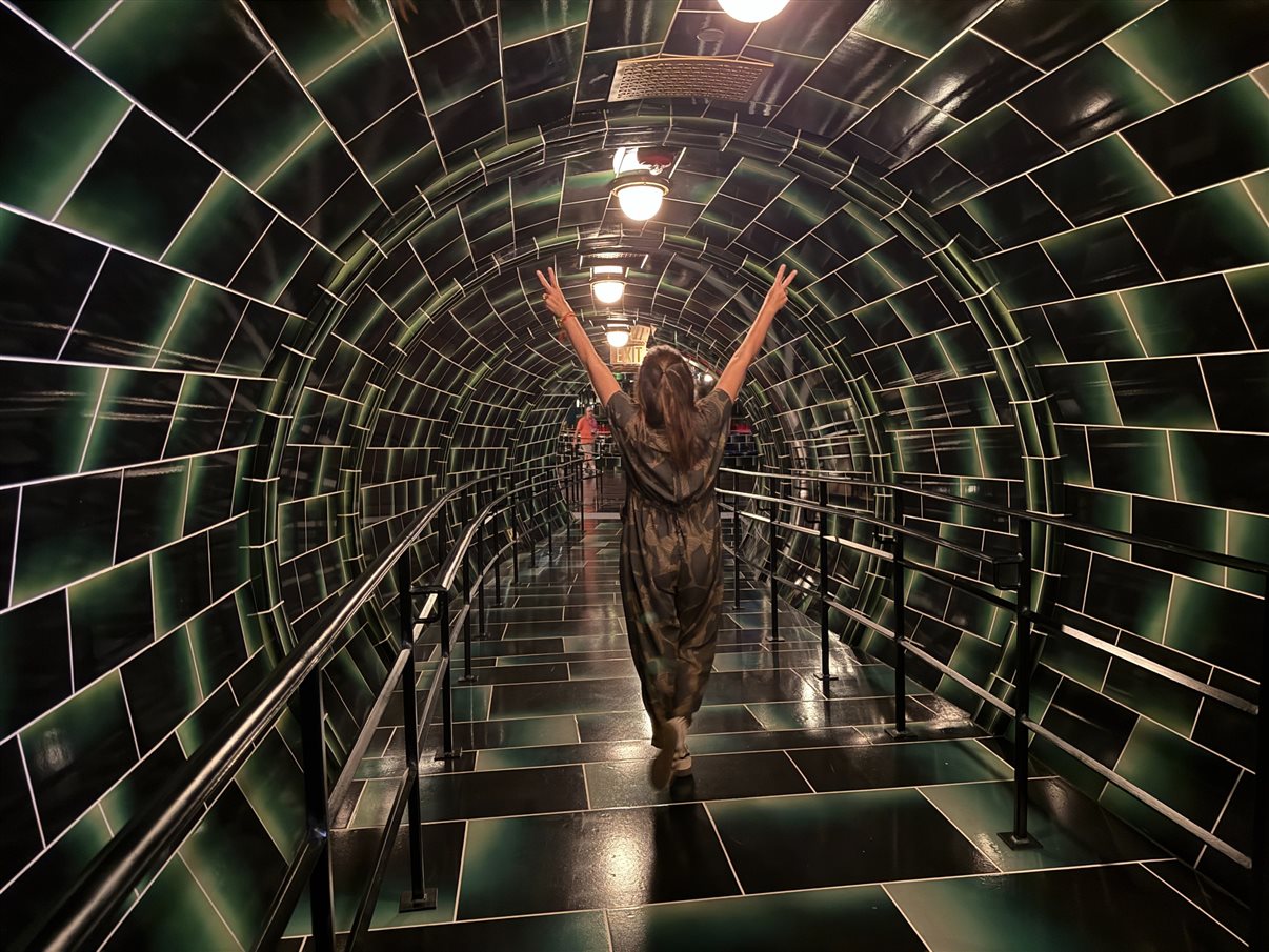 Time da Universal Destinations e Experiences com habitantes do mundo de Harry Potter Ministry of Magic: Juliana Baraldi, Gabriella Cavalheiro, Alessandra Santos, Renato Gonçalves, e Martim Diniz