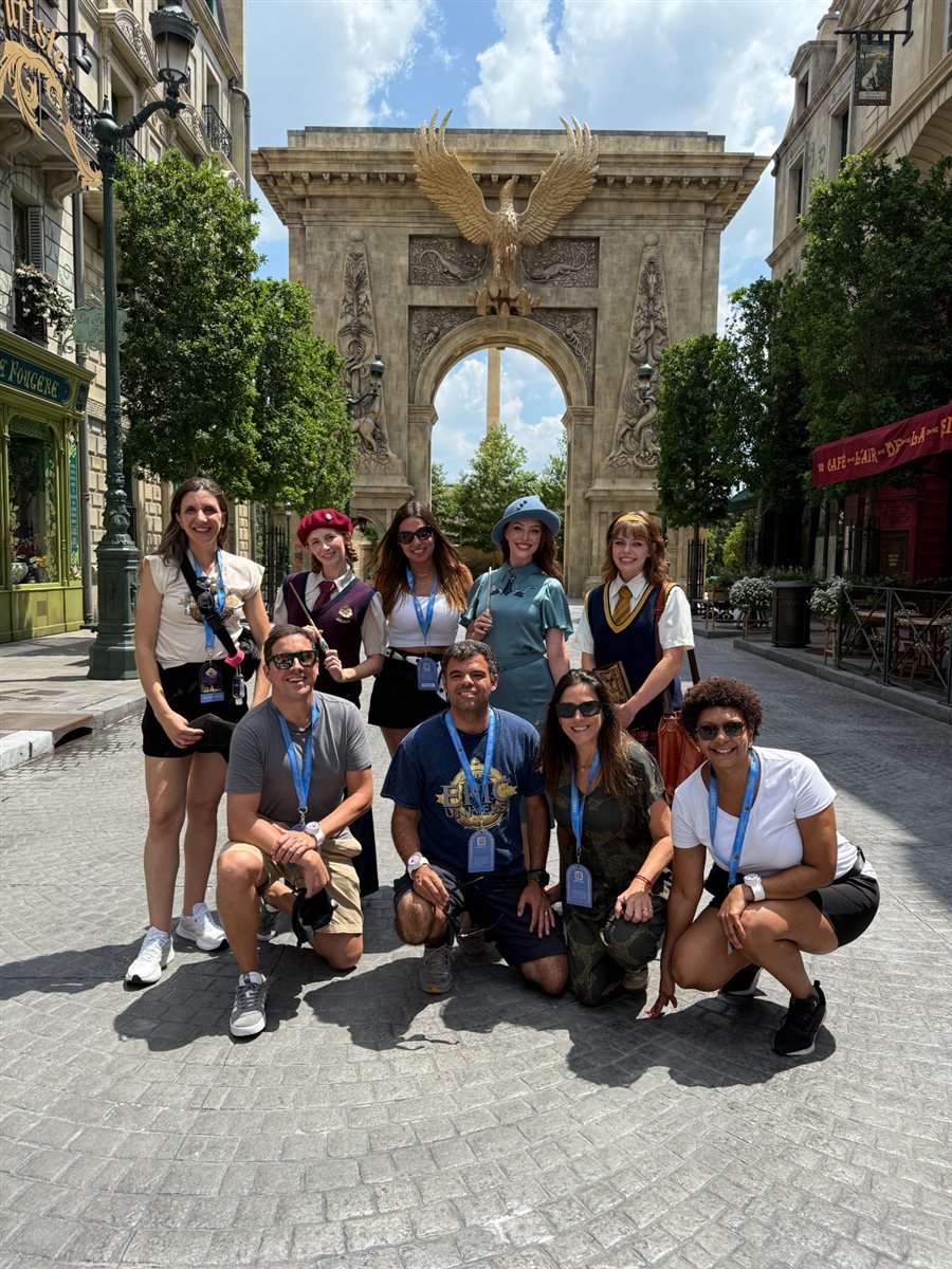 Time da Universal Destinations e Experiences com habitantes do mundo de Harry Potter Ministry of Magic: Juliana Baraldi, Gabriella Cavalheiro, Alessandra Santos, Renato Gonçalves, e Martim Diniz