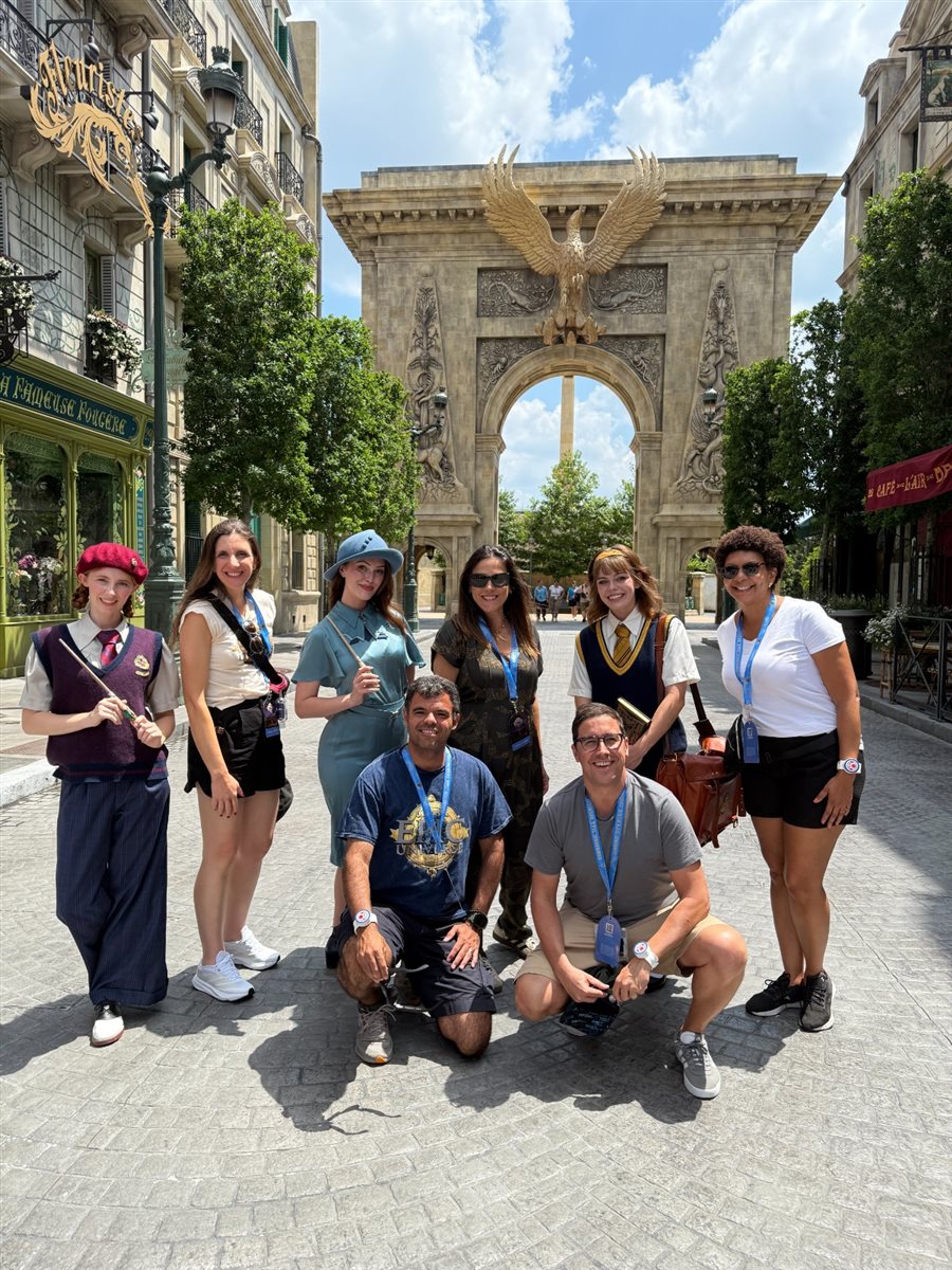 Time da Universal Destinations e Experiences com habitantes do mundo de Harry Potter Ministry of Magic: Juliana Baraldi, Gabriella Cavalheiro, Alessandra Santos, Renato Gonçalves, e Martim Diniz
