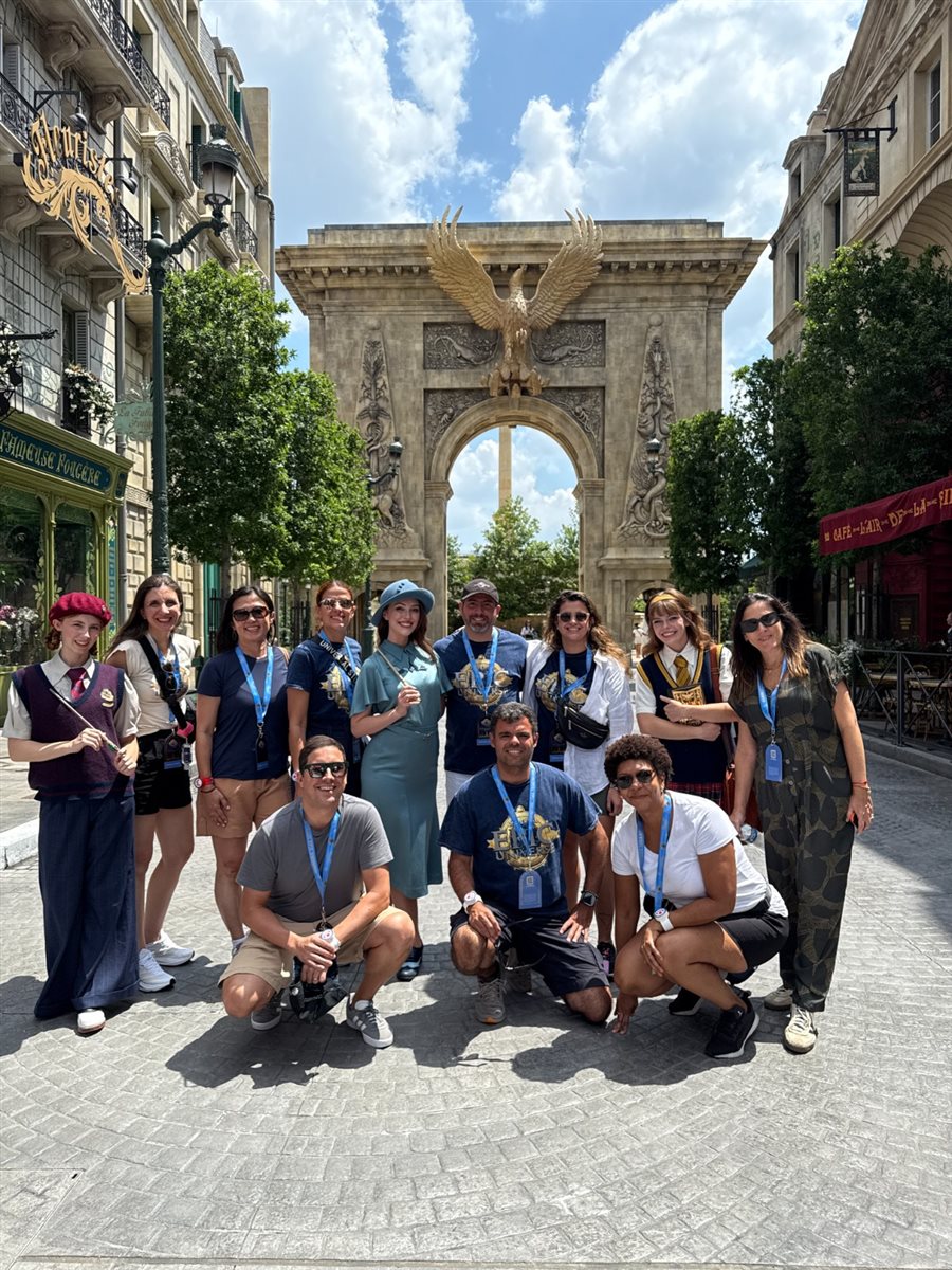 Time da Universal Destinations e Experiences com habitantes do mundo de Harry Potter Ministry of Magic: Juliana Baraldi, Gabriella Cavalheiro, Alessandra Santos, Renato Gonçalves, e Martim Diniz