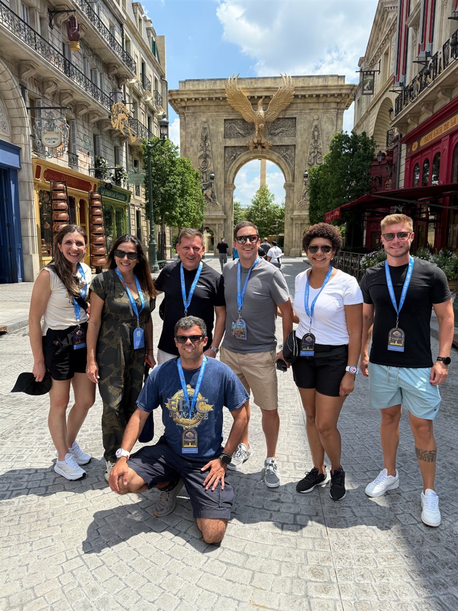 Time da Universal Destinations e Experiences com habitantes do mundo de Harry Potter Ministry of Magic: Juliana Baraldi, Gabriella Cavalheiro, Alessandra Santos, Renato Gonçalves, e Martim Diniz