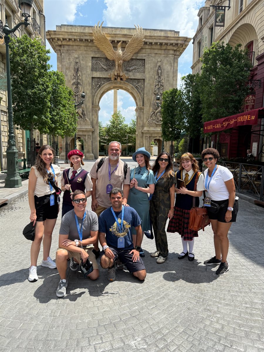 Time da Universal Destinations e Experiences com habitantes do mundo de Harry Potter Ministry of Magic: Juliana Baraldi, Gabriella Cavalheiro, Alessandra Santos, Renato Gonçalves, e Martim Diniz