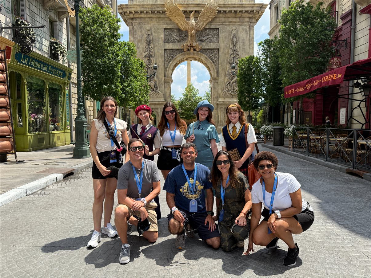 Time da Universal Destinations e Experiences com habitantes do mundo de Harry Potter Ministry of Magic: Juliana Baraldi, Gabriella Cavalheiro, Alessandra Santos, Renato Gonçalves, e Martim Diniz