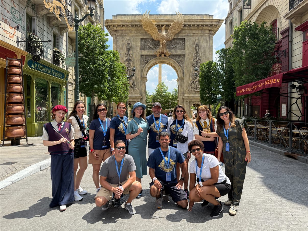 Time da Universal Destinations e Experiences com habitantes do mundo de Harry Potter Ministry of Magic: Juliana Baraldi, Gabriella Cavalheiro, Alessandra Santos, Renato Gonçalves, e Martim Diniz