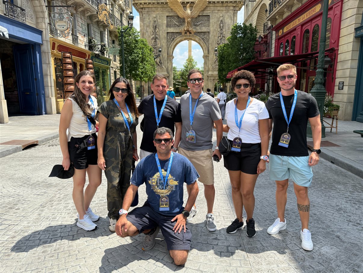 Time da Universal Destinations e Experiences com habitantes do mundo de Harry Potter Ministry of Magic: Juliana Baraldi, Gabriella Cavalheiro, Alessandra Santos, Renato Gonçalves, e Martim Diniz