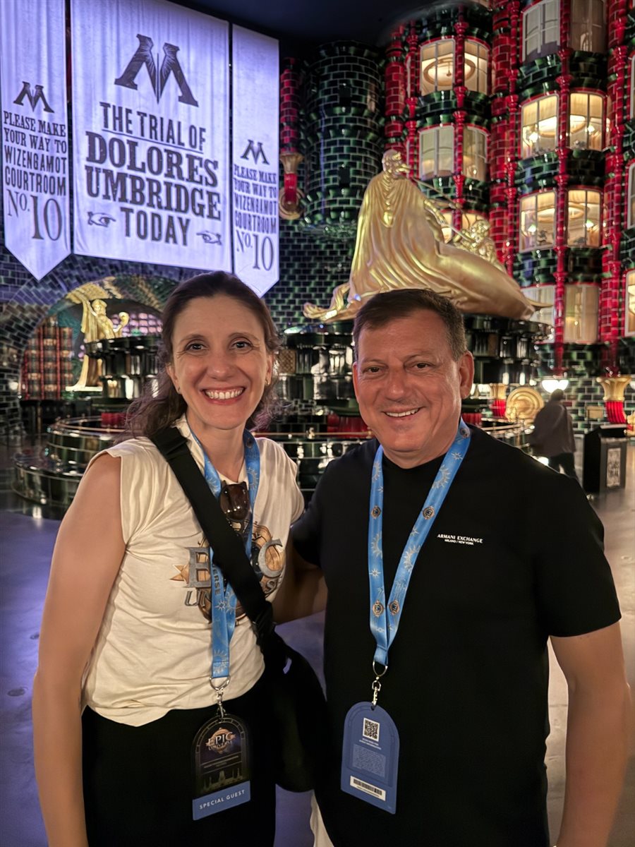 Time da Universal Destinations e Experiences com habitantes do mundo de Harry Potter Ministry of Magic: Juliana Baraldi, Gabriella Cavalheiro, Alessandra Santos, Renato Gonçalves, e Martim Diniz