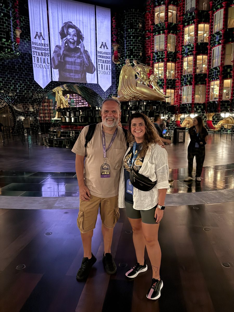 Time da Universal Destinations e Experiences com habitantes do mundo de Harry Potter Ministry of Magic: Juliana Baraldi, Gabriella Cavalheiro, Alessandra Santos, Renato Gonçalves, e Martim Diniz