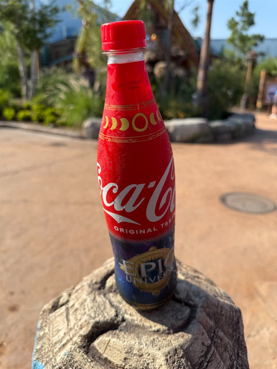 Coca-Cola comemorativa da abertura do Epic Universe