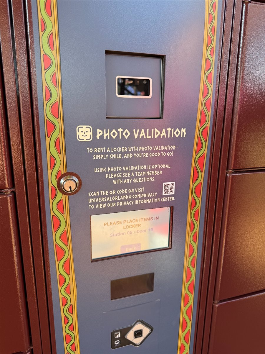 Lockers com reconhecimento facial para deixar os pertences antes das atrações 
