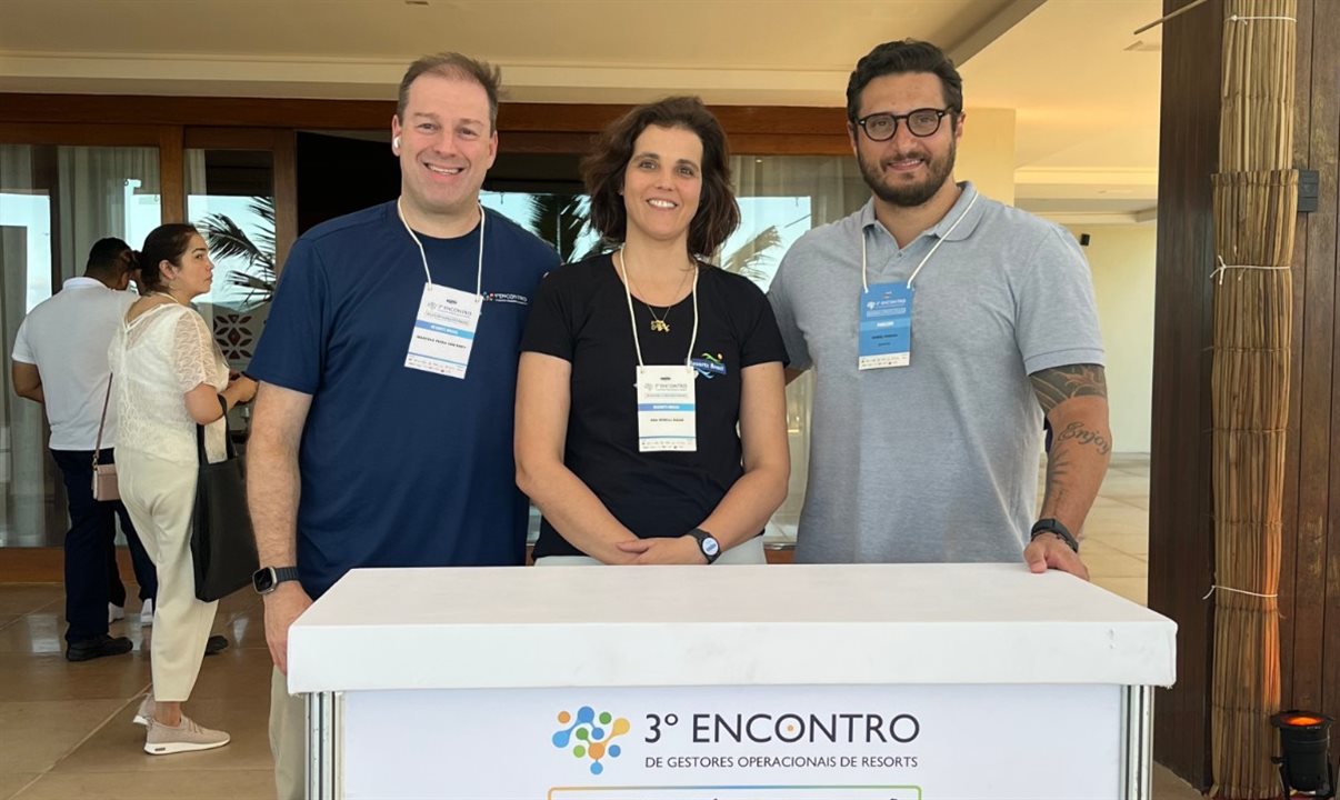 Marcelo Picka Van Roey e Ana Biselli Aidar, da Resorts Brasil, ao lado de Daniel Pereira, da Equipotel