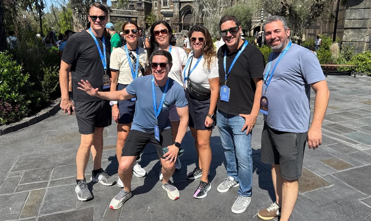 Martim Diniz, da Universal, com time da Azul Viagens no Dark Universe, no Epic Universe