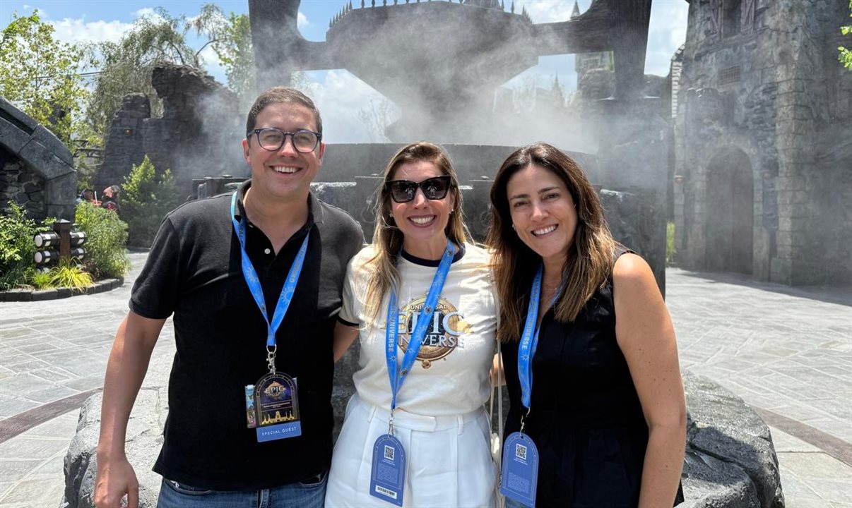 Paula Rorato, diretora de Produtos Internacionais da CVC Corp, entre Martim Diniz e Gabriella Cavalheiro, da Universal
