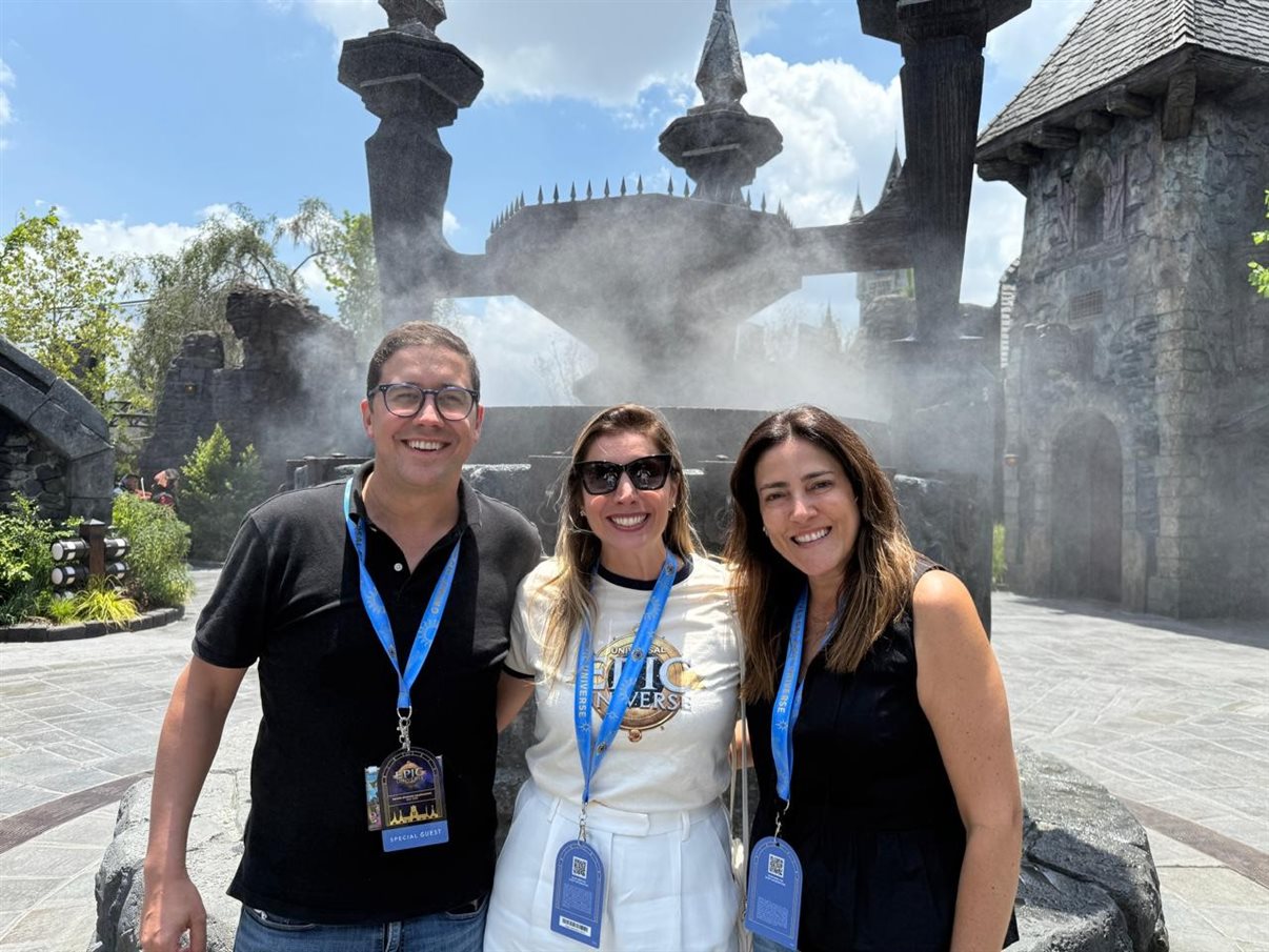Time da Azul Viagens em frente ao Dark Universe