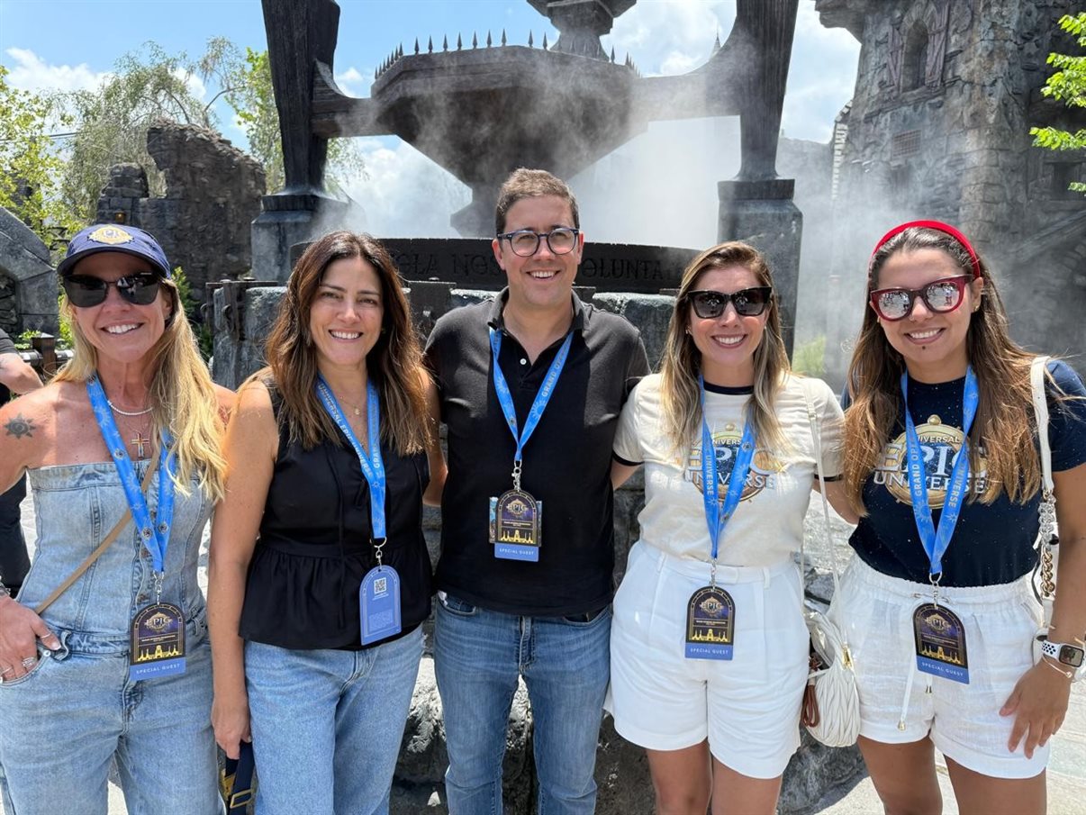 Time da Azul Viagens em frente ao Dark Universe