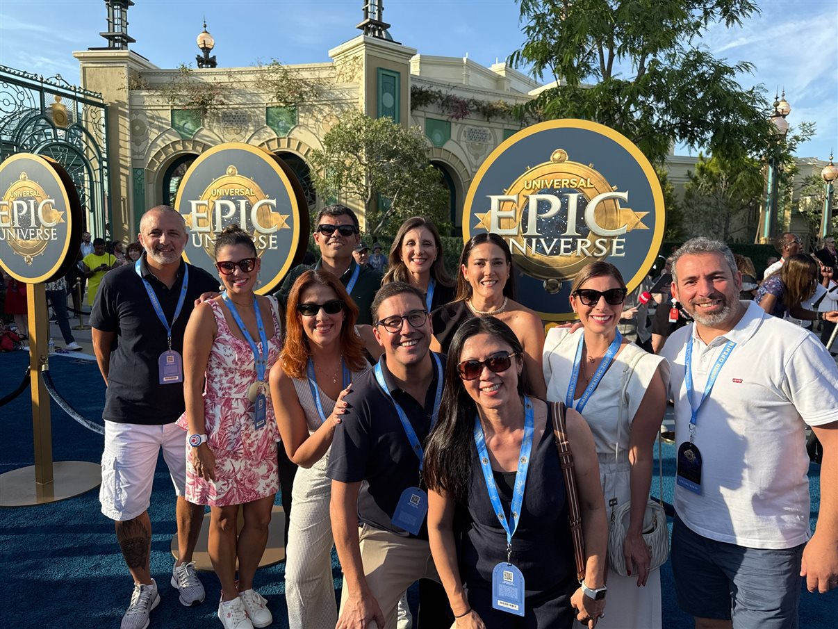 Parte da delegação brasileira: Fabio Craveiro, da RCA, Fernanda Paranhos, da Trend Viagens, Paula Rorato, da CVC Corp, e Tariana Cruz, Cris Yoshida e Ricardo Bezerra, da Azul, com o time da Universal: Renato Gonçalves, Juliana Baraldi, Martim Diniz e Gabriella Cavalheiro