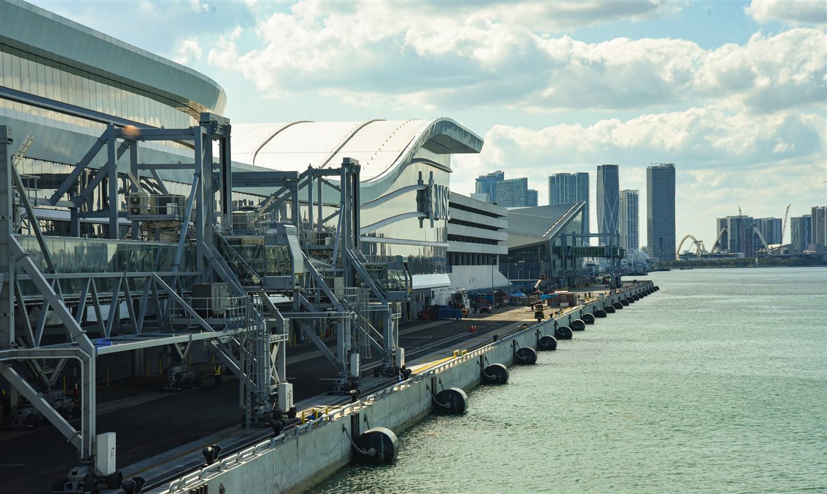 A viagem inaugural do navio partiu do novo terminal da companhia, no Porto de Miami
