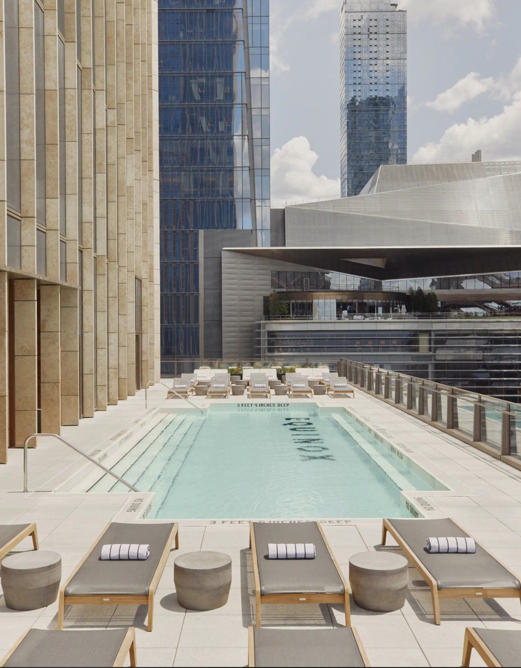 Área da piscina do Equinox Hotel New York, com vista para o The Vessel