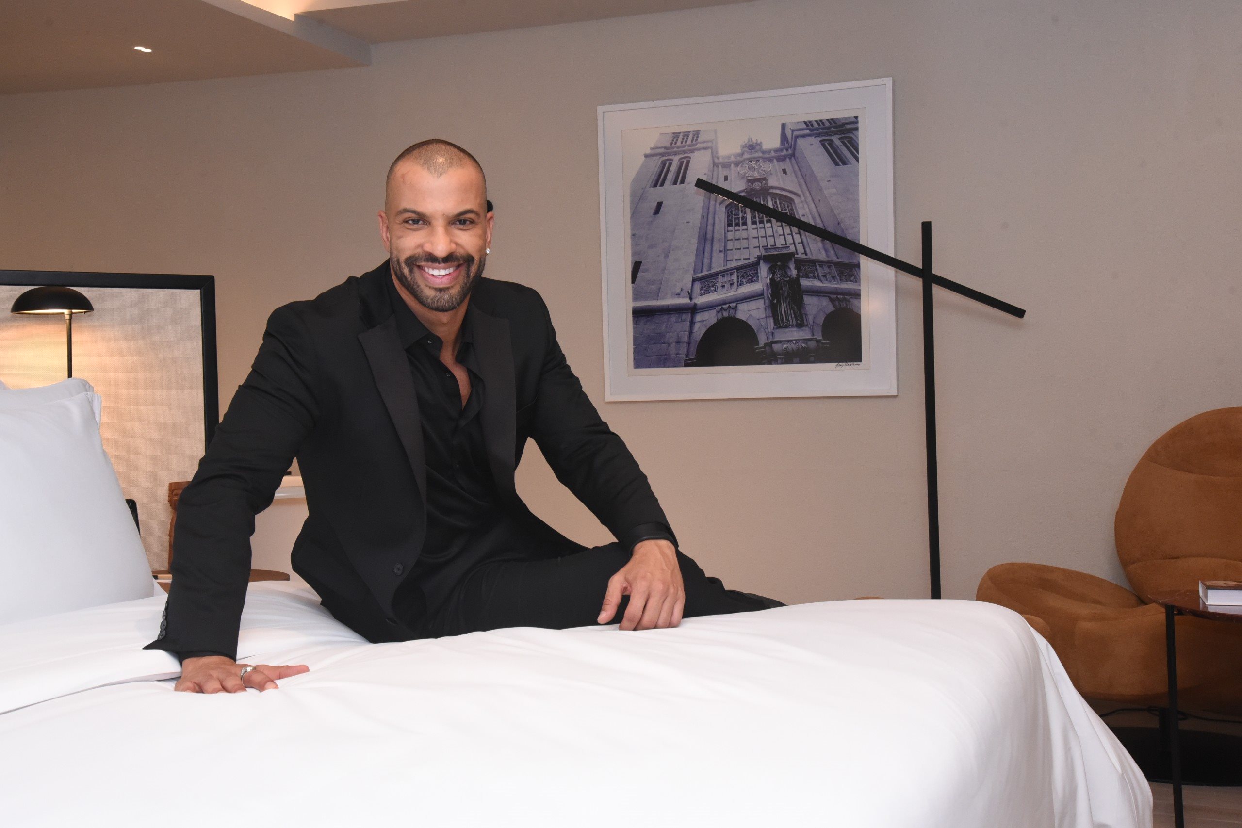 Wellington Melo, diretor geral do Unique, em uma das suítes renovadas do hotel