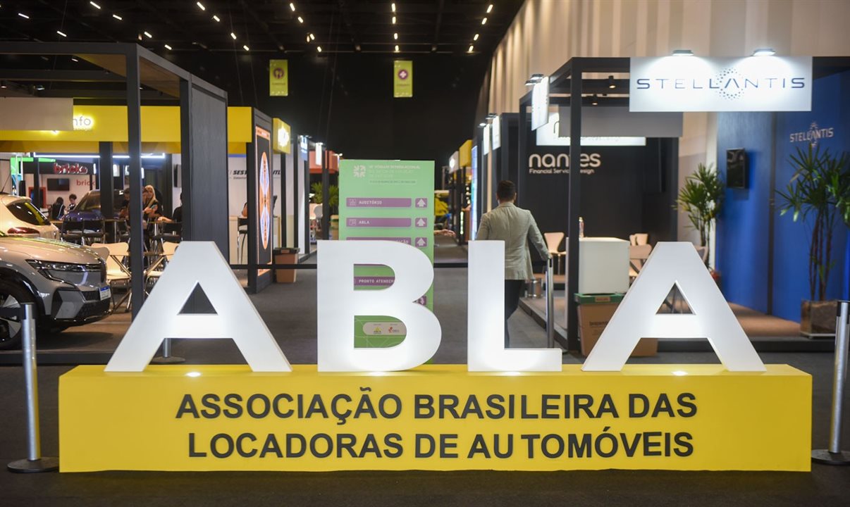 Em relação às palestras, debates e apresentações temáticas, estão projetadas mais de 15 horas de conteúdo inédito