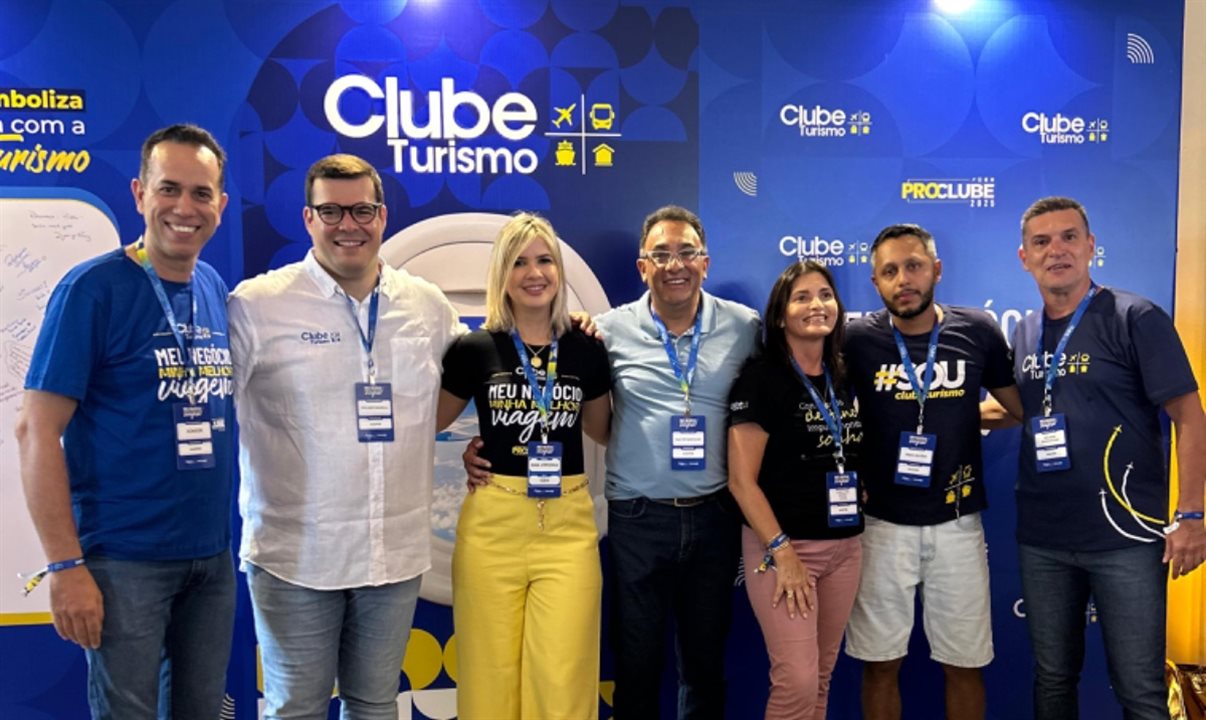 A CEO da Clube Turismo, Ana Virgínia Falcão, entre os franqueados master da empresa