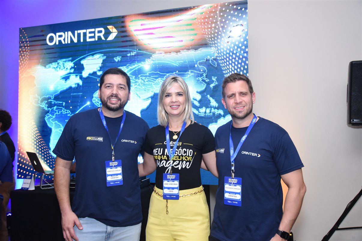 Ana Virgínia Falcão, da Clube Turismo, entre Vinícius Chagas e Eduardo Vansan, da Orinter