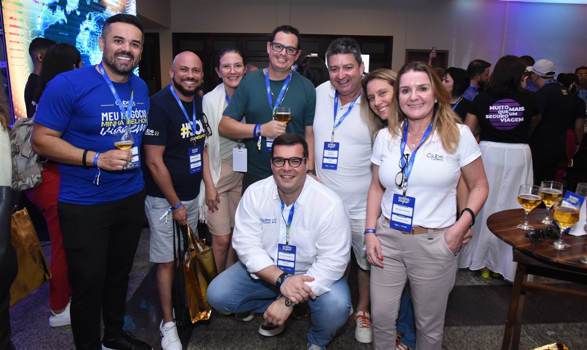 Giuliano Wassel (agachado no centro da foto), franqueado master de São Paulo, entre franqueados da rede no Estado