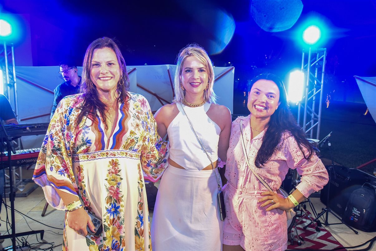 Ana Virgínia Falcão, CEO da Clube Turismo, entre Priscila Godoy e Jaciara Soares, da Azul Viagens