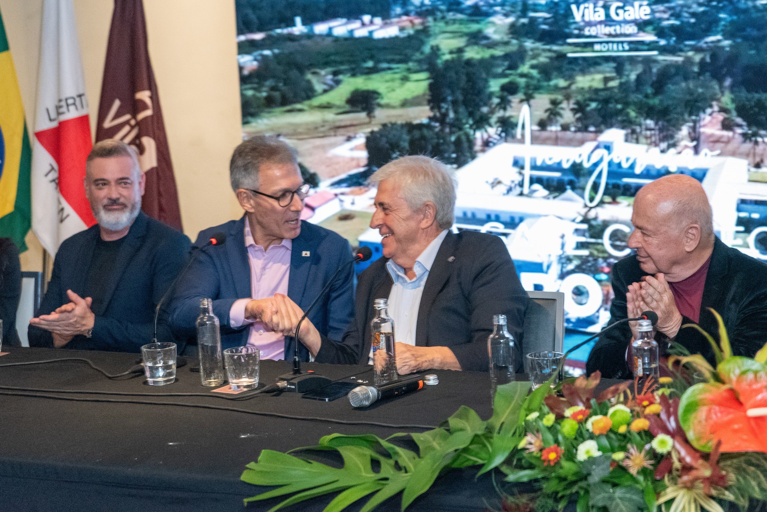 Secretário de Estado de Cultura e Turismo de MG, Leônidas José de Oliveira, governador de Minas Gerais, Romeu Zema, presidente do Vila Galé Jorge Rebelo de Almeida, e o prefeito de Ouro Preto, Angelo Oswaldo de Araújo Santos