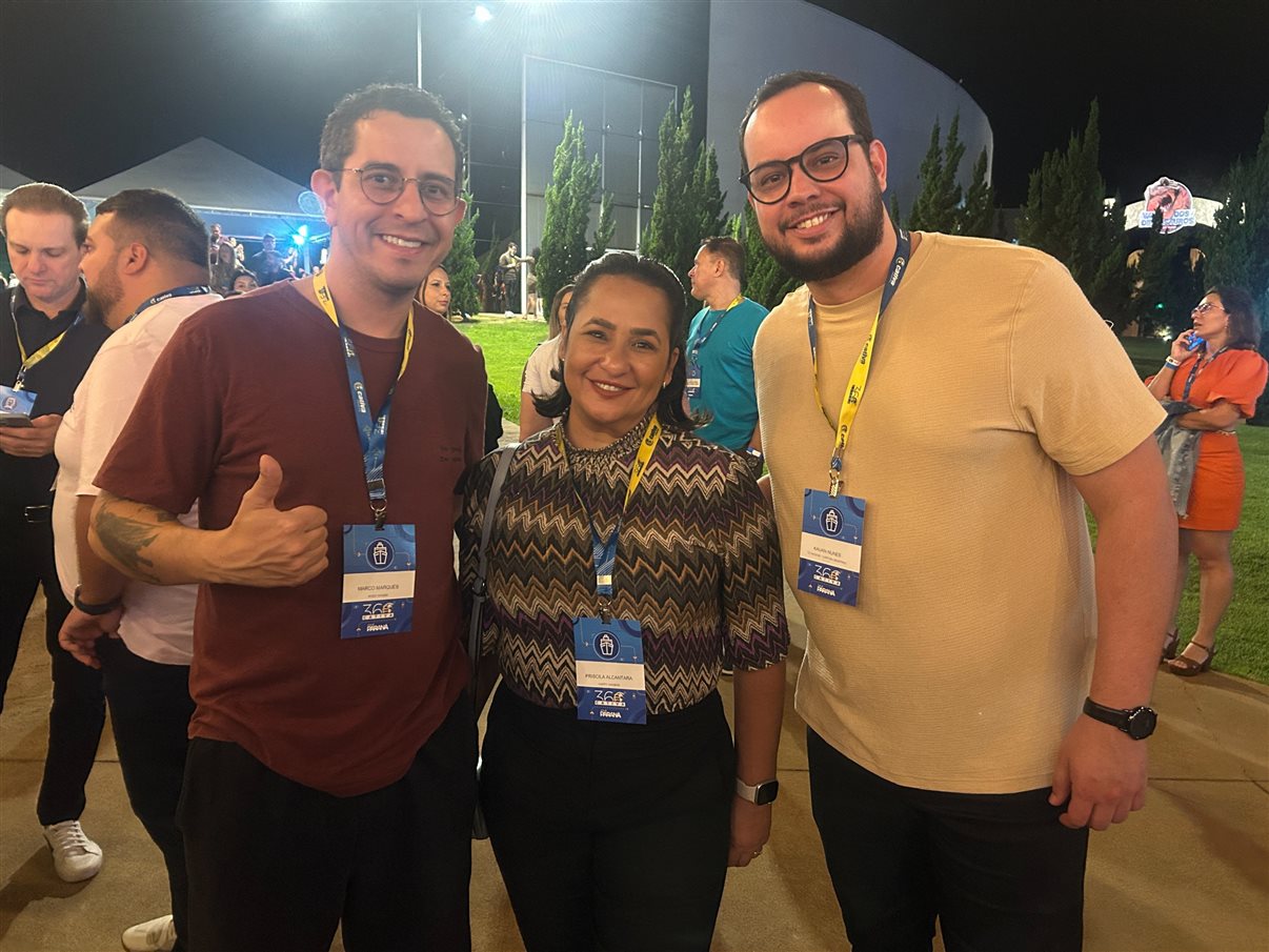 Marcelo Adams e Mateus Eidt, da Cativa, com comitiva do Viaje Paraná e da Setur de Foz do Iguaçu: Irapuan Cortez, Adriane Bordin, Marcelo Martini, Édson Zorek, Eduy Azevedo, Daltron Neto e Neilton
