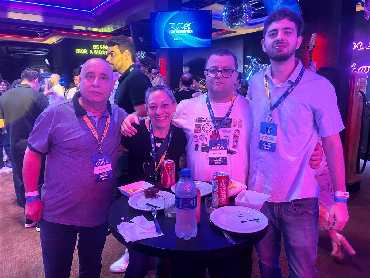 Marcelo Adams e Mateus Eidt, da Cativa, com comitiva do Viaje Paraná e da Setur de Foz do Iguaçu: Irapuan Cortez, Adriane Bordin, Marcelo Martini, Édson Zorek, Eduy Azevedo, Daltron Neto e Neilton