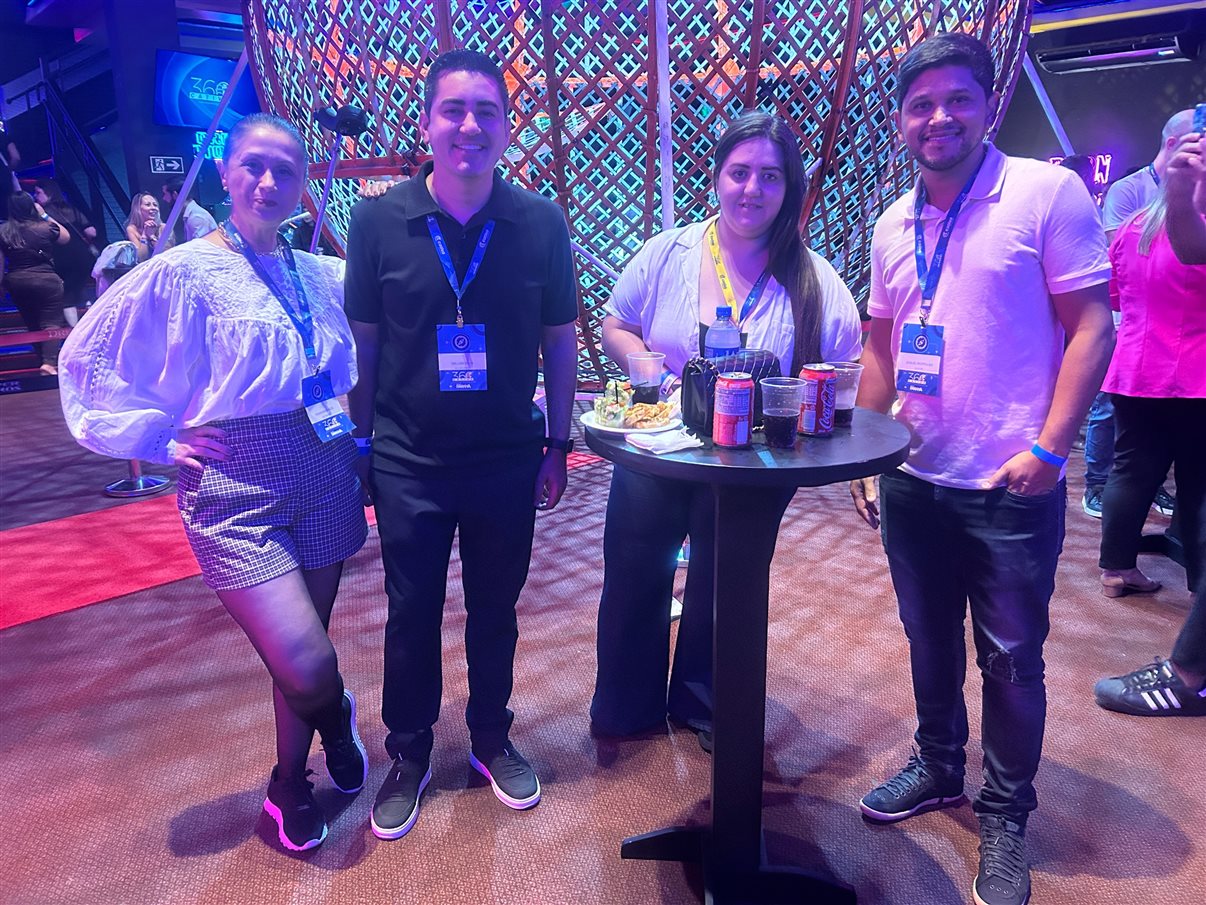 Marcelo Adams e Mateus Eidt, da Cativa, com comitiva do Viaje Paraná e da Setur de Foz do Iguaçu: Irapuan Cortez, Adriane Bordin, Marcelo Martini, Édson Zorek, Eduy Azevedo, Daltron Neto e Neilton
