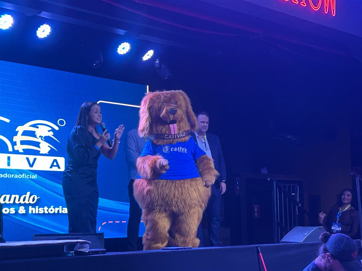 Marcelo Adams e Mateus Eidt, da Cativa, com comitiva do Viaje Paraná e da Setur de Foz do Iguaçu: Irapuan Cortez, Adriane Bordin, Marcelo Martini, Édson Zorek, Eduy Azevedo, Daltron Neto e Neilton