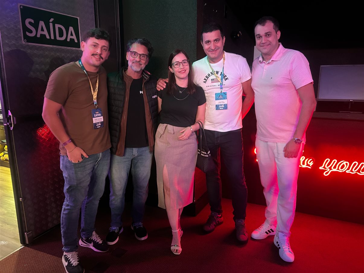 Marcelo Adams e Mateus Eidt, da Cativa, com comitiva do Viaje Paraná e da Setur de Foz do Iguaçu: Irapuan Cortez, Adriane Bordin, Marcelo Martini, Édson Zorek, Eduy Azevedo, Daltron Neto e Neilton