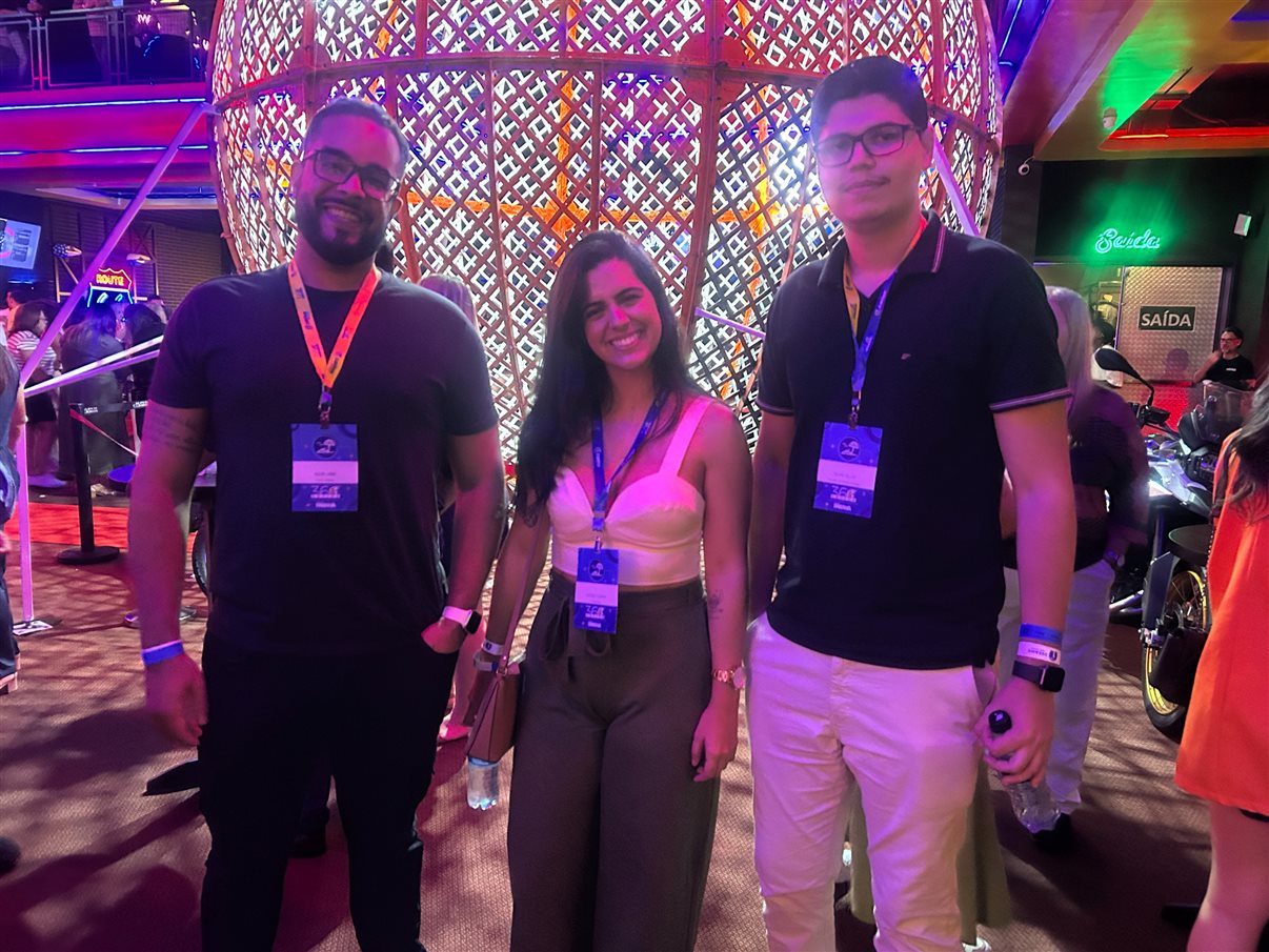Marcelo Adams e Mateus Eidt, da Cativa, com comitiva do Viaje Paraná e da Setur de Foz do Iguaçu: Irapuan Cortez, Adriane Bordin, Marcelo Martini, Édson Zorek, Eduy Azevedo, Daltron Neto e Neilton