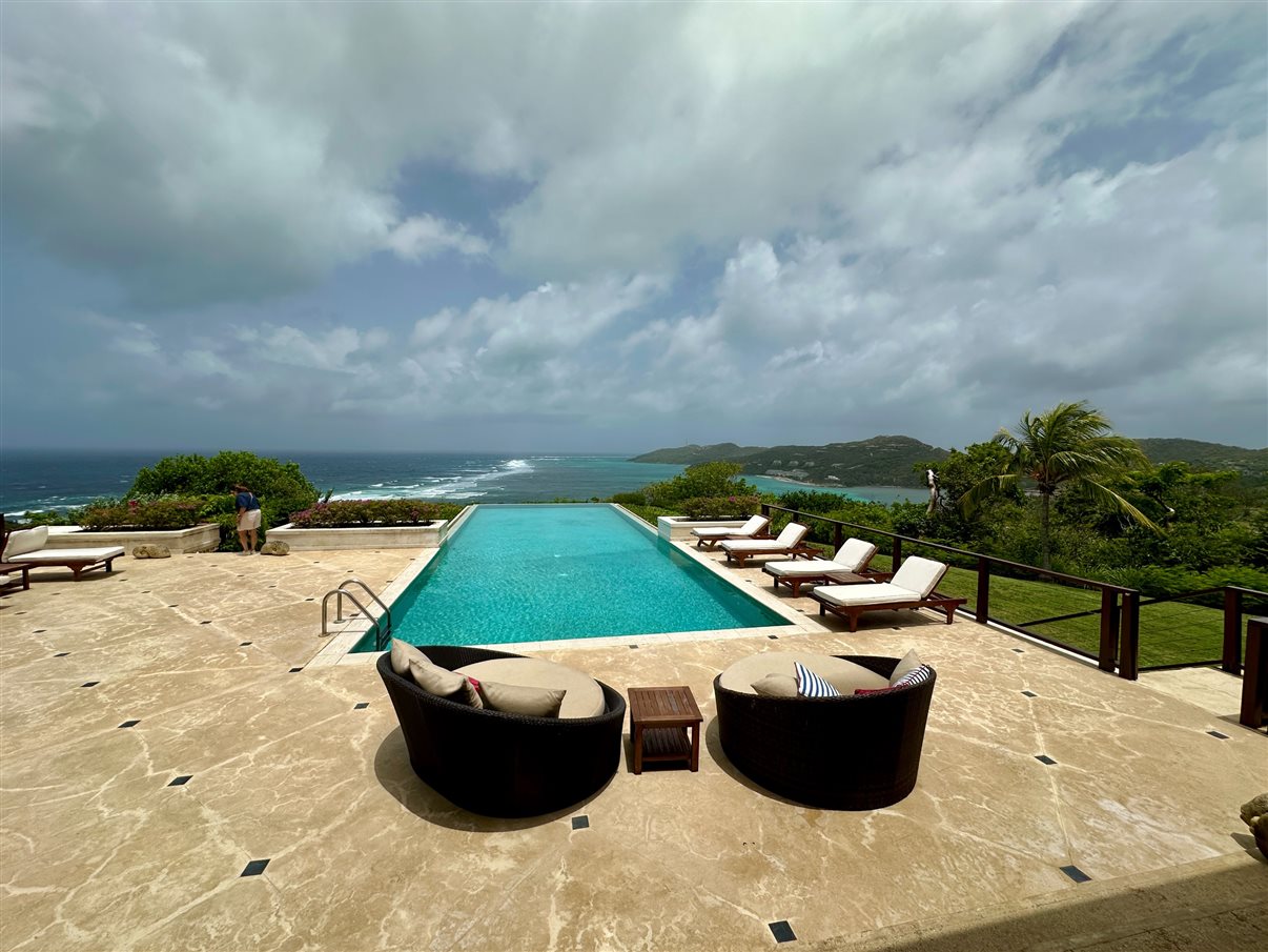 O dia começou com um tour pela marina de Canouan, a Sandy Lane Yacht Club & Residences, também conhecida como Glossy Bay Marina