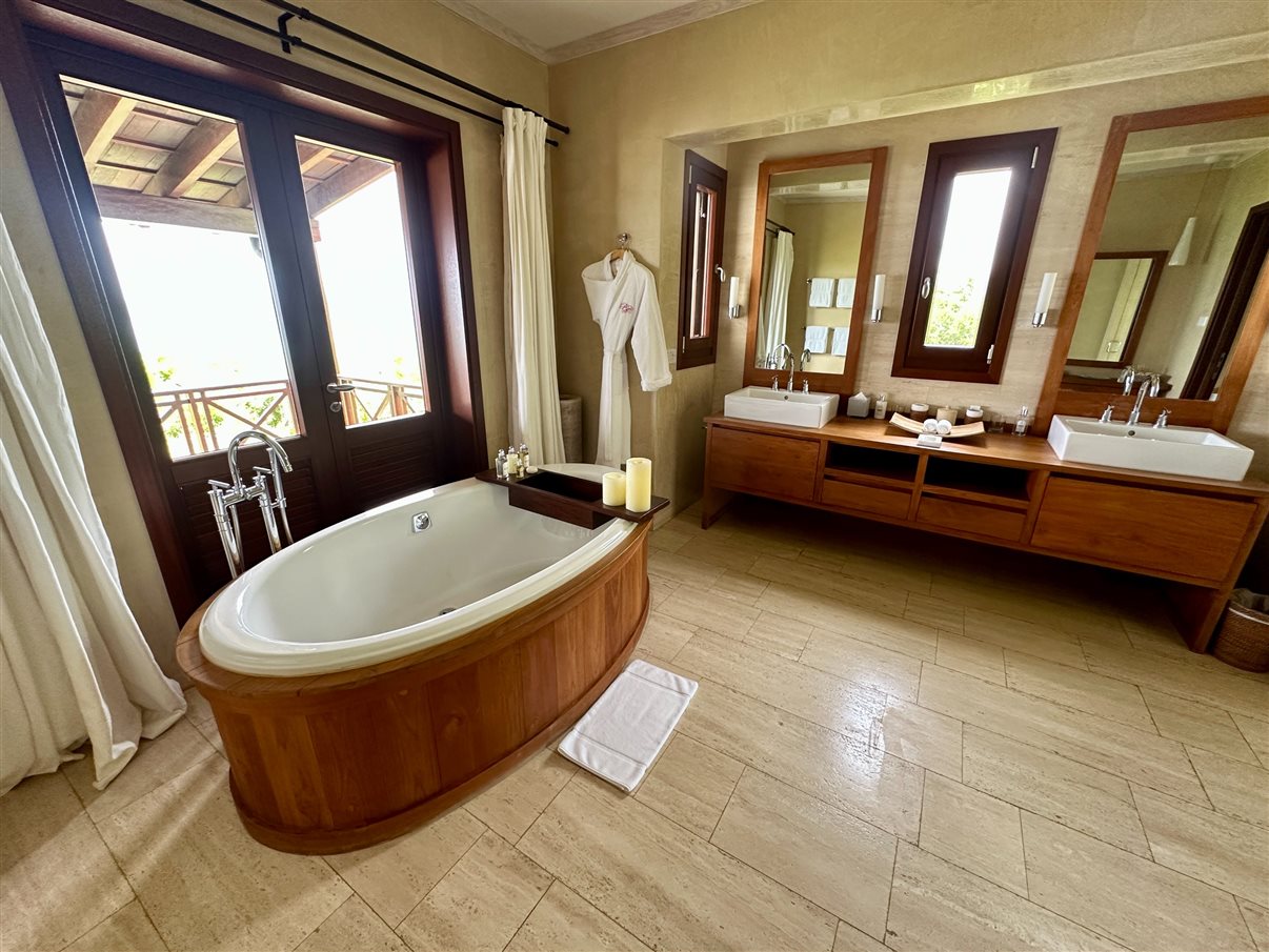 O dia começou com um tour pela marina de Canouan, a Sandy Lane Yacht Club & Residences, também conhecida como Glossy Bay Marina
