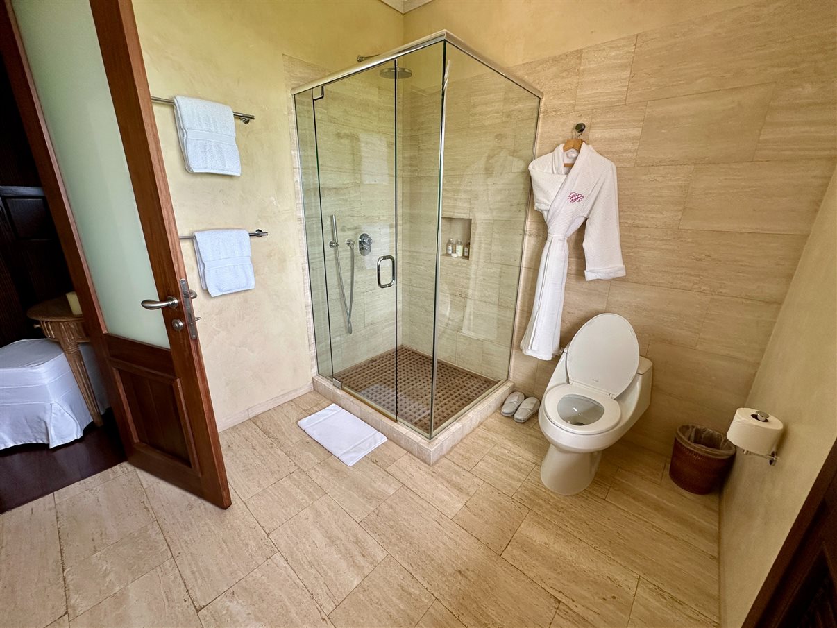 O dia começou com um tour pela marina de Canouan, a Sandy Lane Yacht Club & Residences, também conhecida como Glossy Bay Marina