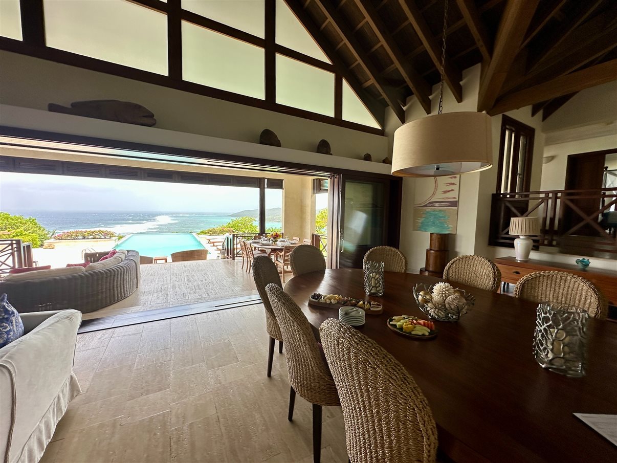 O dia começou com um tour pela marina de Canouan, a Sandy Lane Yacht Club & Residences, também conhecida como Glossy Bay Marina