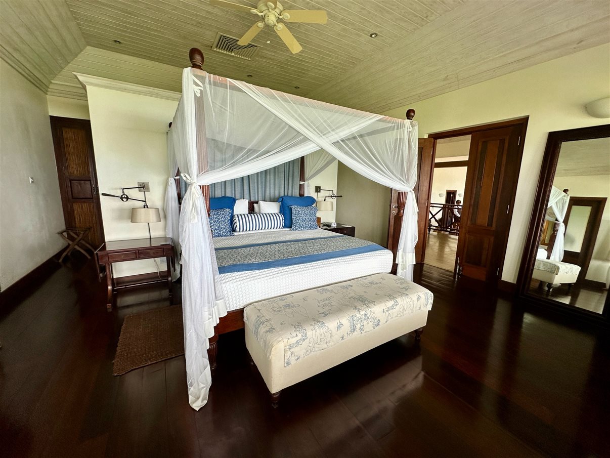 O dia começou com um tour pela marina de Canouan, a Sandy Lane Yacht Club & Residences, também conhecida como Glossy Bay Marina