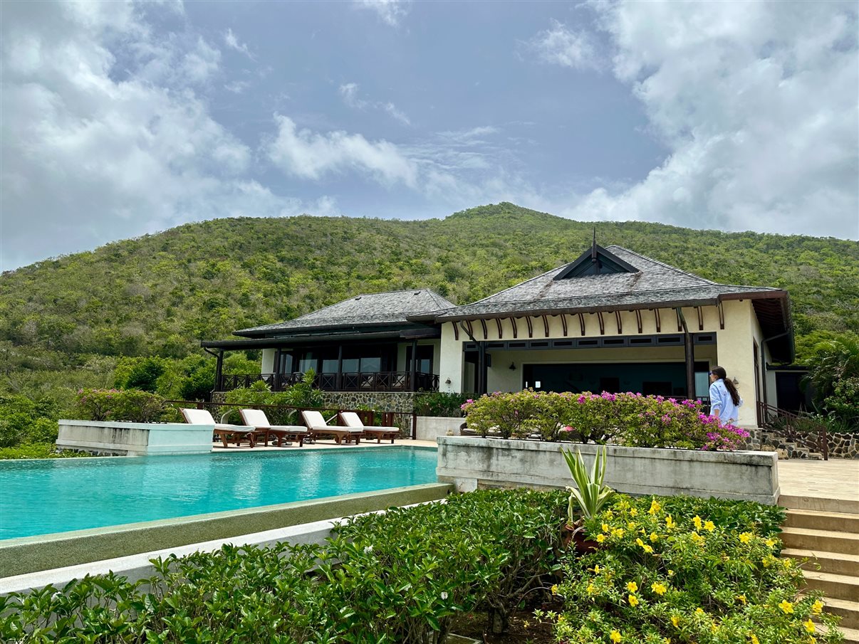 O dia começou com um tour pela marina de Canouan, a Sandy Lane Yacht Club & Residences, também conhecida como Glossy Bay Marina