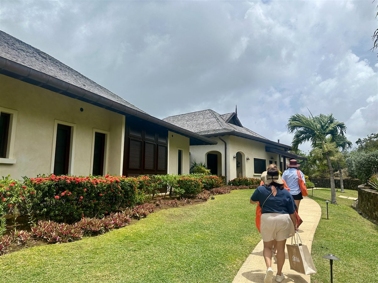 O dia começou com um tour pela marina de Canouan, a Sandy Lane Yacht Club & Residences, também conhecida como Glossy Bay Marina