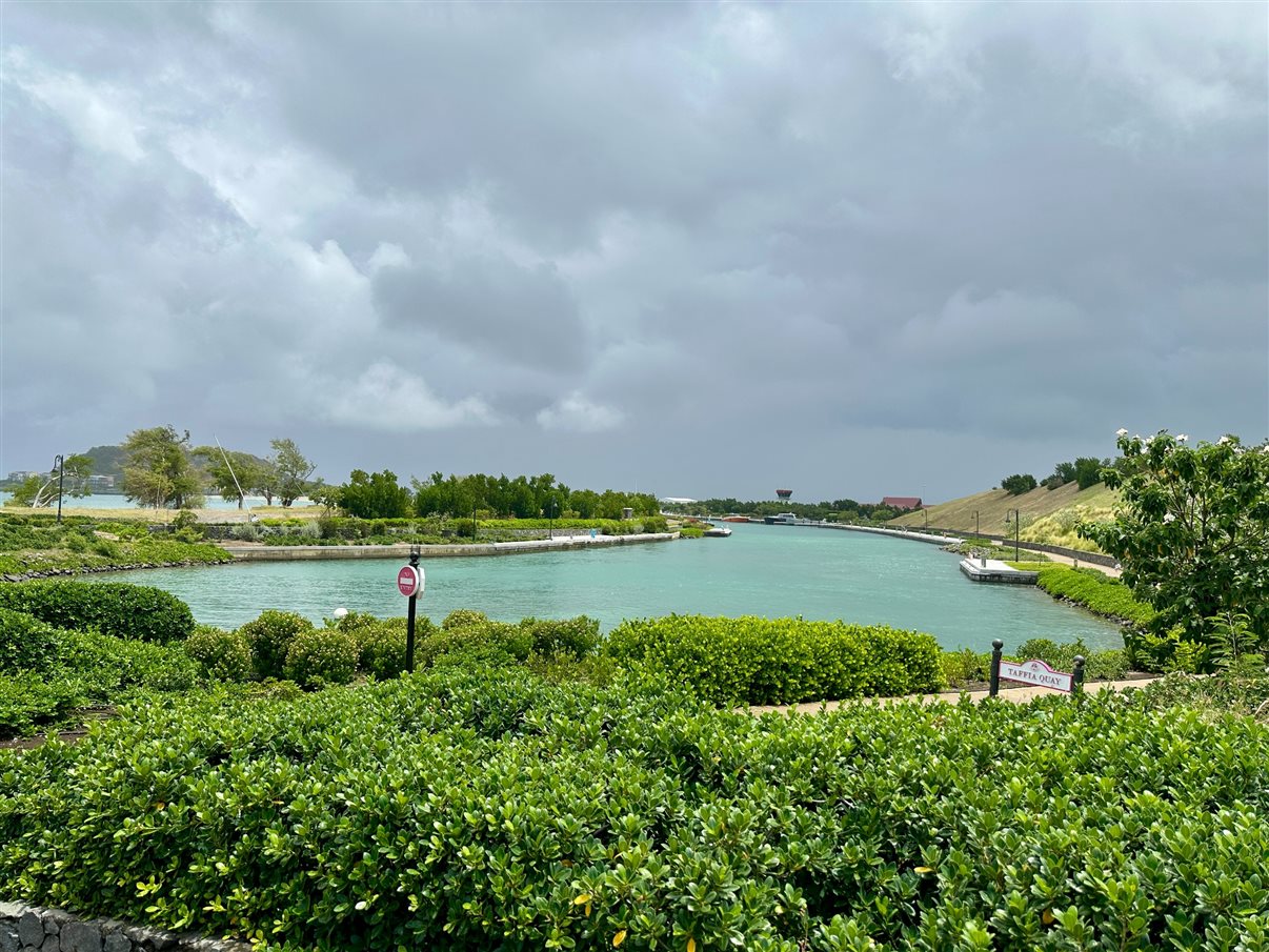 O dia começou com um tour pela marina de Canouan, a Sandy Lane Yacht Club & Residences, também conhecida como Glossy Bay Marina