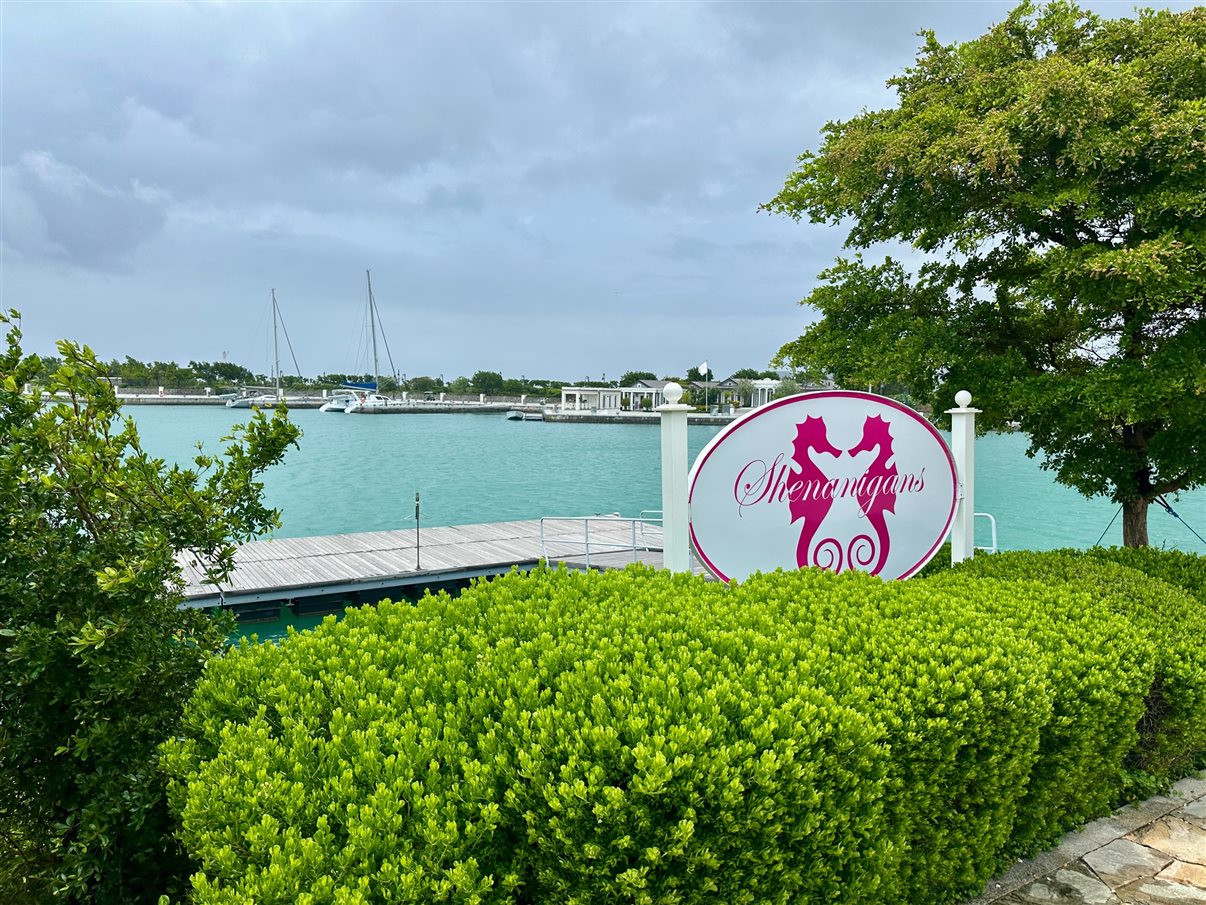 O dia começou com um tour pela marina de Canouan, a Sandy Lane Yacht Club & Residences, também conhecida como Glossy Bay Marina