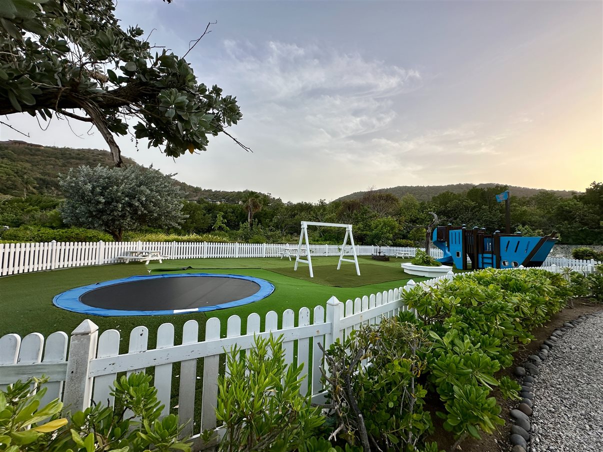 O dia começou com um tour pela marina de Canouan, a Sandy Lane Yacht Club & Residences, também conhecida como Glossy Bay Marina
