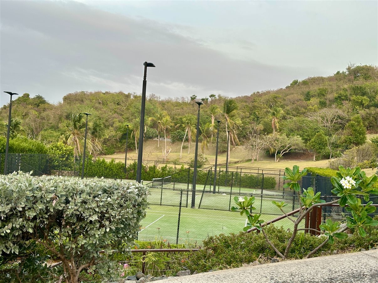 O dia começou com um tour pela marina de Canouan, a Sandy Lane Yacht Club & Residences, também conhecida como Glossy Bay Marina